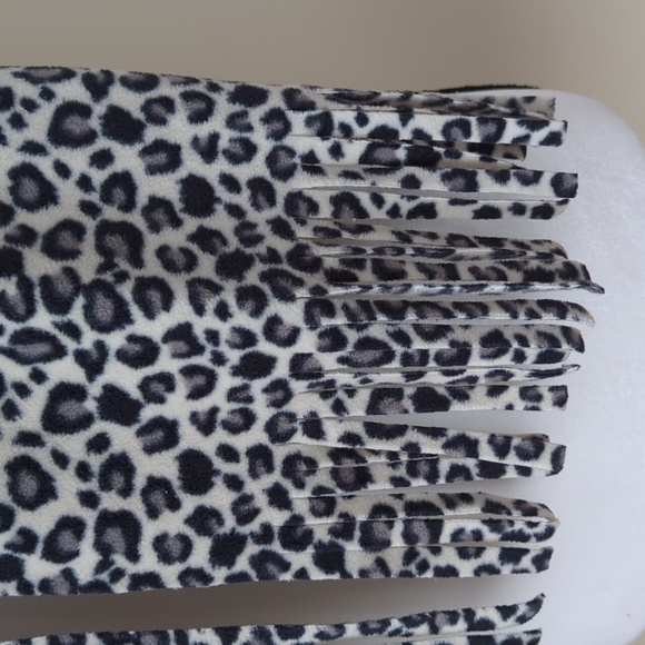 Old Navy Fleece Leopard Print Fringed Scarf Black White 10" x 73" Super Soft - Picture 8 of 10